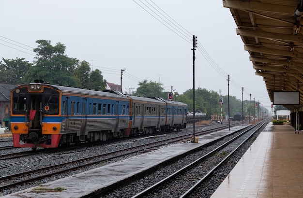 Plusieurs unités diesel du train local partent de la gare de la ville après avoir reçu le feu vert, il est permis de quitter la gare, ligne nord de la Thaïlande.