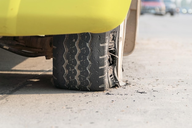 Pneu éclaté sur la route