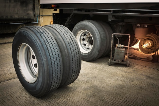 Pneus de roues de secours de camion en attente de changement d'entretien du camion
