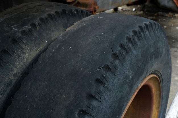 Pneus sans bande de roulement Pas dans un état prêt à l'emploi pneus usés
