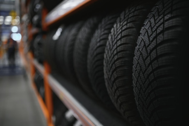 Des pneus de voiture dans un entrepôt dans un magasin de pneus