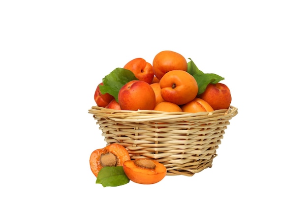 PNG Apricots frais dans un panier isolé sur fond blanc