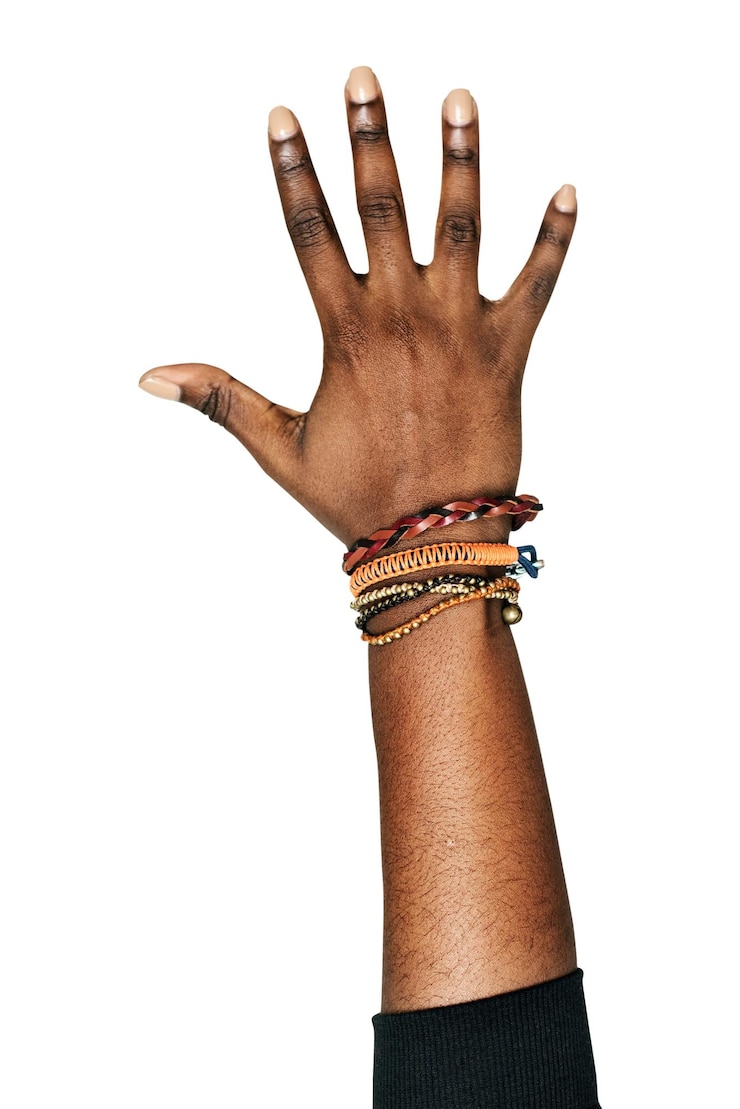 Photo png cinq doigts en l'air geste de la main noire autocollant langue des signes sur fond transparent