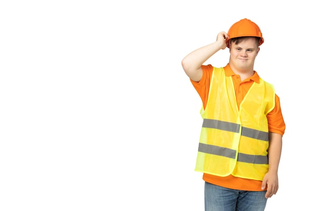 PNG jeune homme souriant avec le syndrome de Down en uniforme de travail avec un casque sur la tête isolé sur un fond blanc