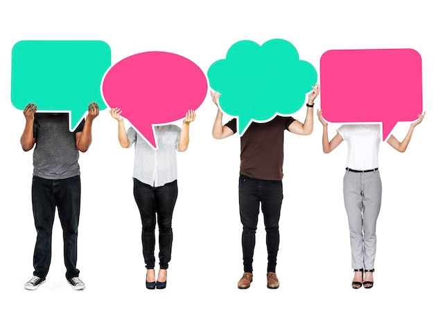 Png Des personnes tenant des bulles de parole colorées à fond transparent