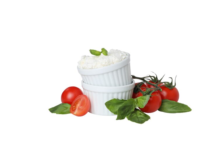 Photo pngricotta avec des tomates fraîches isolées sur fond blanc