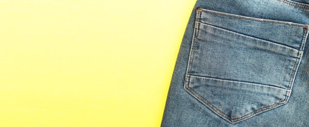 Poches arrière de jeans bleus sur fond jaune. bannière