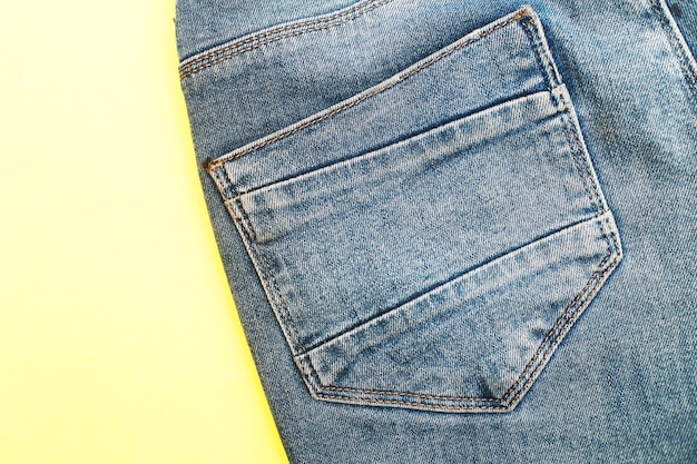 Poches arrières de jeans bleus sur fond jaune