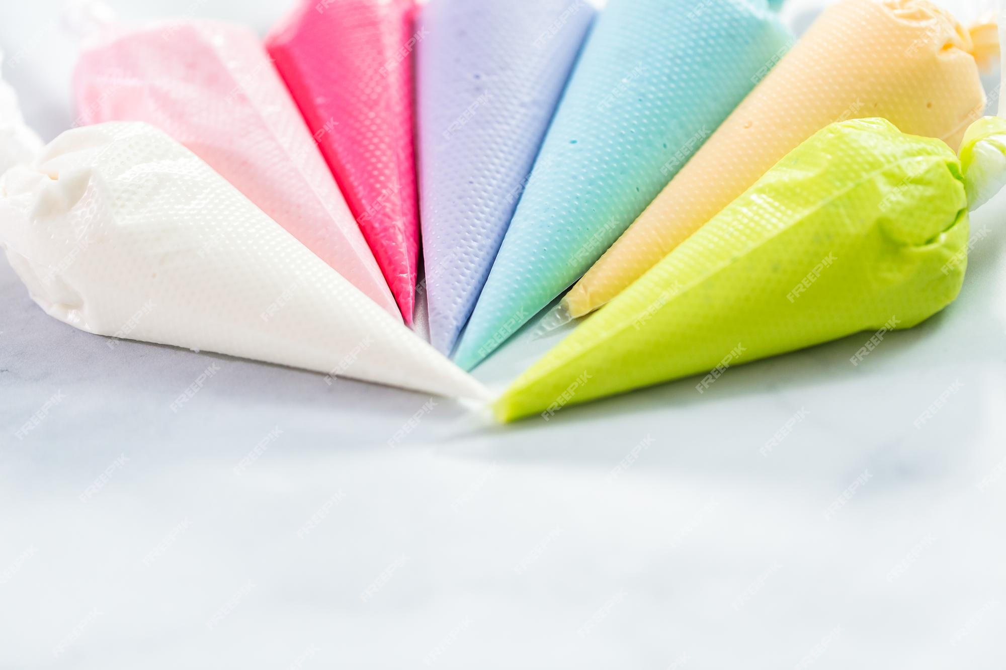 Poches à Douille Avec Glaçage Royal De Couleur Pastel Pour Décorer Les  Biscuits Au Sucre De Pâques.