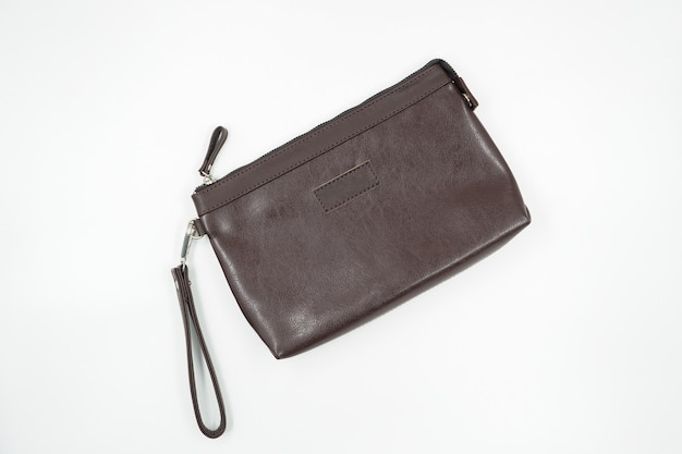 Pochette en cuir marron sur fond blanc