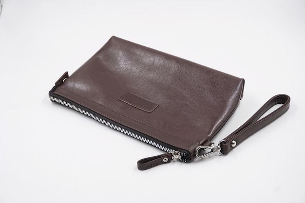 Pochette en cuir marron sur fond blanc