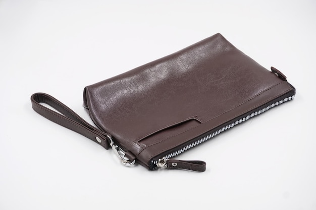 Pochette en cuir marron sur fond blanc