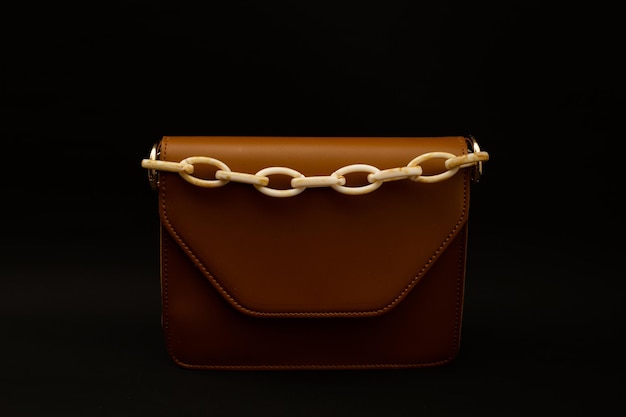 Pochette femme marron sur fond noir