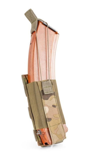 Pochette militaire en camouflage multicam avec chargeur de balles à l'intérieur sur fond blanc