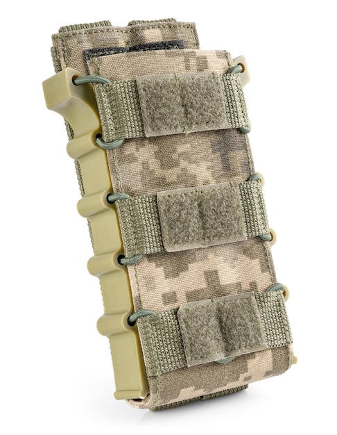 Photo pochette militaire pour cartouches en camouflage pixel sac pour chargeurs de balles sur fond blanc