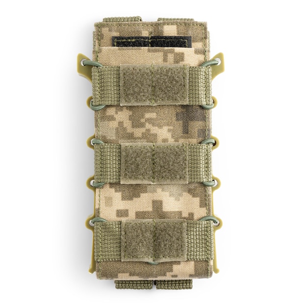 Pochette militaire pour cartouches en camouflage pixel Sac pour chargeurs de balles sur fond blanc