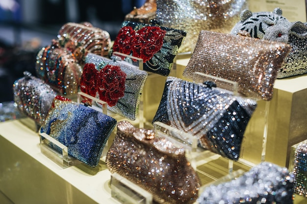 Pochettes brillantes pour femmes avec strass sur le comptoir du magasin