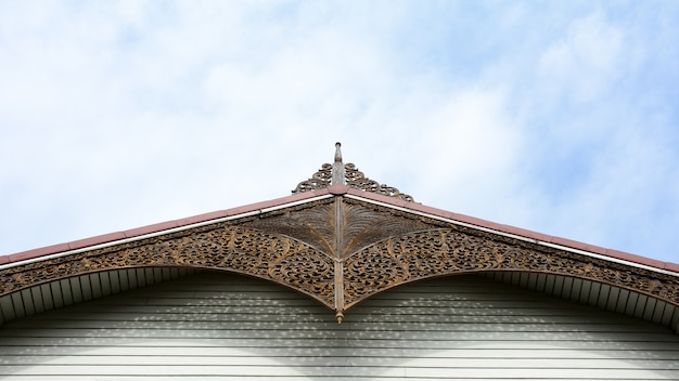 Pochoir art sur le pignon en bois en Thaïlande.