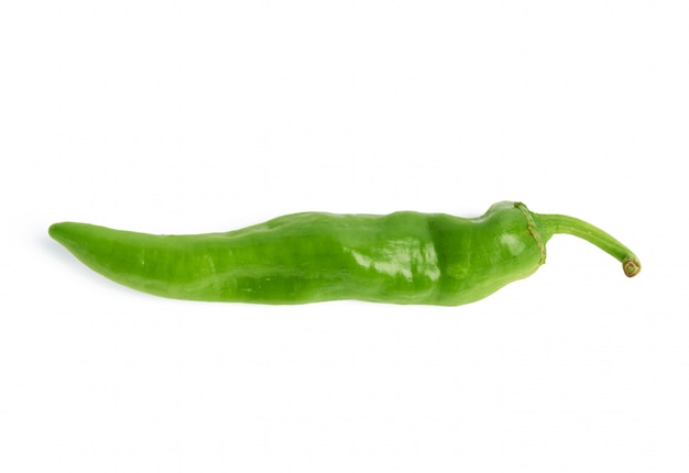 Pod de piment vert isolé sur fond blanc, épice épicée