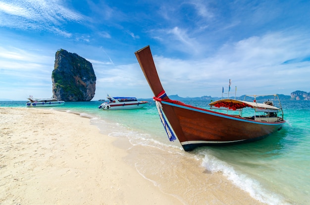 Poda Island Bateau en bois garé sur la mer, plage blanche sur un ciel bleu clair