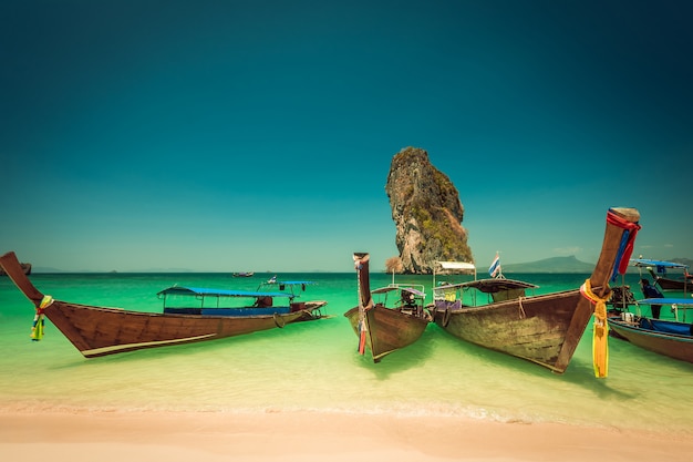 Poda island beach et bateaux à longue queue à Krabi en Thaïlande