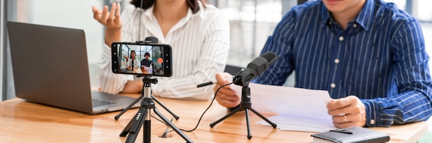 Podcasters enregistrant du contenu en studio