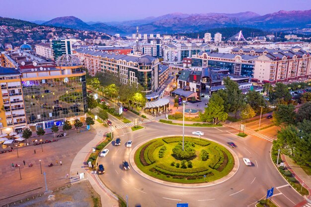 Photo podgorica monténégro dans le paysage nocturne de la capitale