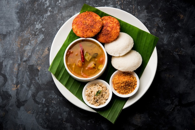 Podi idli est une collation rapide et facile à base de restes de repos. servi avec sambar et chutney de noix de coco. mise au point sélective