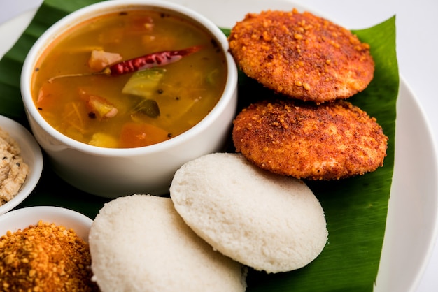 Podi idli est une collation rapide et facile à base de restes de repos. servi avec sambar et chutney de noix de coco. mise au point sélective