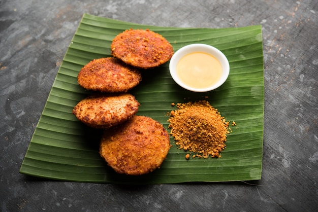 Podi idli est une collation rapide et facile à base de restes de repos. servi avec sambar et chutney de noix de coco. mise au point sélective