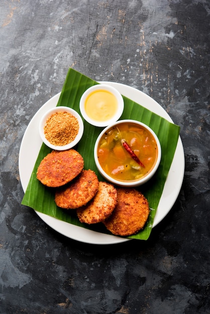 Podi idli est une collation rapide et facile à base de restes de repos. servi avec sambar et chutney de noix de coco. mise au point sélective