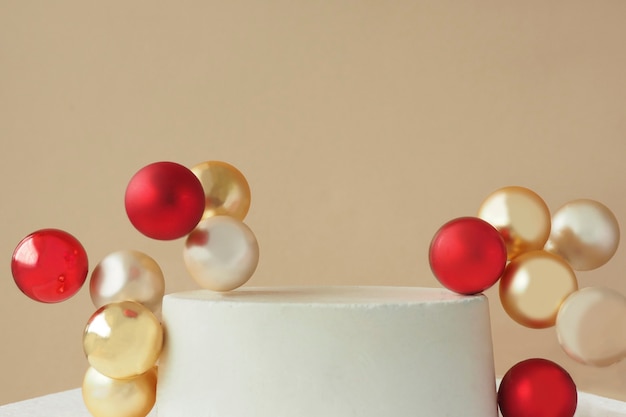 Podium en béton sur fond beige et boules rouges et or. Scène 3D pour la publicité et la promotion de votre produit.