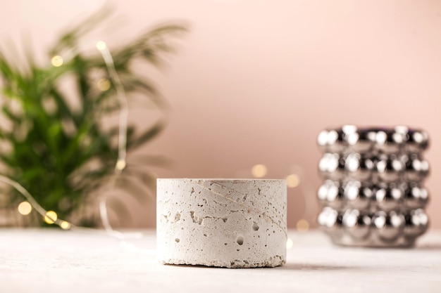 Podium en béton vide de forme géométrique pour la présentation de produits cosmétiques