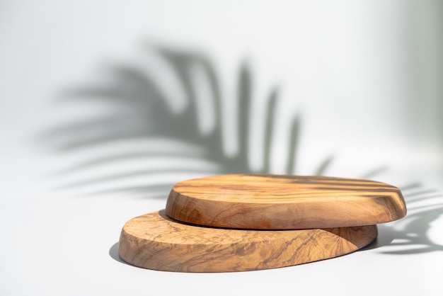 Podium en bois avec feuilles ombres plate-forme en bois réaliste pour la présentation du produit minimal nature sc