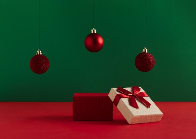 Podium et boules de Noël rouges Idée du Nouvel An Vitrine pour la vente ou la présentation de la promotion du produit