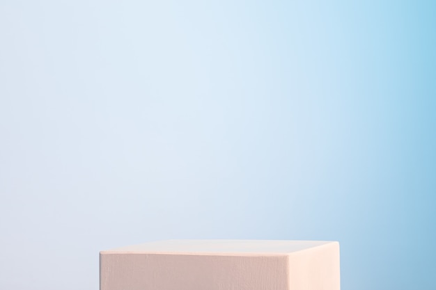 Podium cubique de gypse blanc en néon pastel