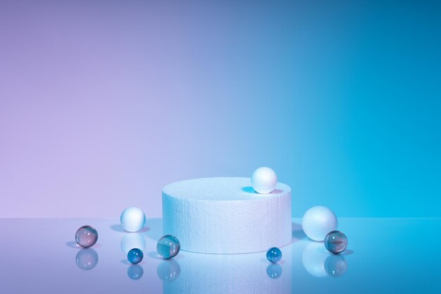 Podium sur fond bleu et rose avec boules et cristaux