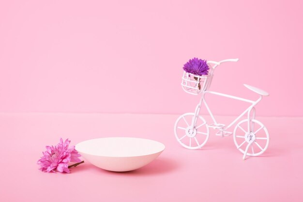 Podium ou piédestal avec fleurs de chrysanthème Maquette pour vos produits cosmétiques