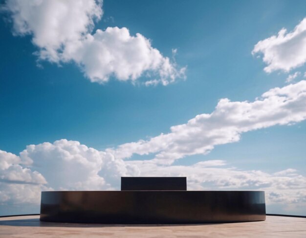 podium en pierre avec un ciel avec des nuages en arrière-plan