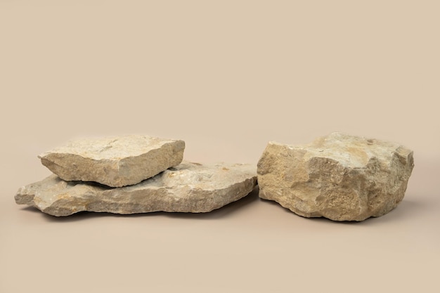 Podium en pierre pour la présentation de produits cosmétiques Abstrait arrière-plan minimal Trois formes de roche Beige Nu Studio Arrière-plan Scène vitrine 3D Vue avant Couleur neutre à la mode Espace
