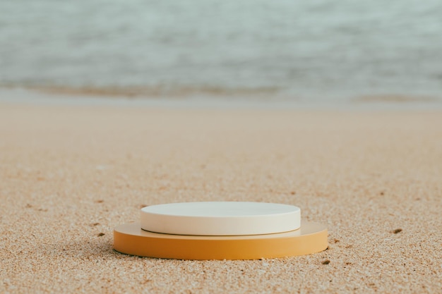 Podium de plate-forme beige rond vide sur la plage