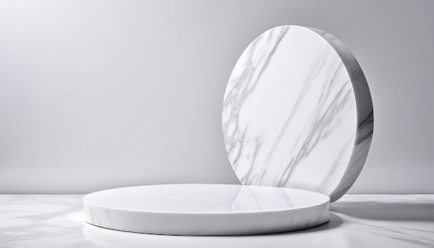 Podium rond en marbre blanc pour la présentation des produits