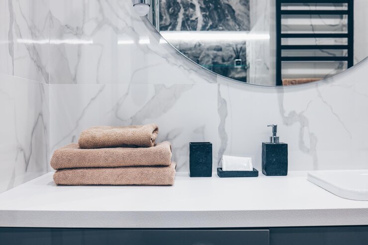 Podium rond en marbre blanc pour les produits de bain dans la salle de bain spa shampooing gel douche savon liquide Placez l'arrière-plan pour les cosmétiques Vue de face Espace de copie