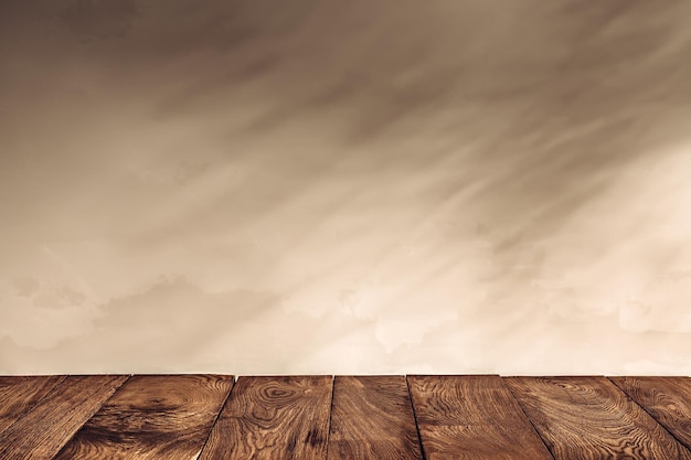 Podium ou table en bois sur le fond d'un mur plâtré avec des ombres