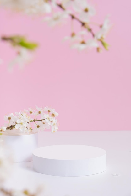 Podium vide ou piédestal avec fleur de printemps Modèle de produits cosmétiques