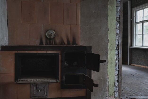 Un poêle à bois dans une vieille maison abandonnée