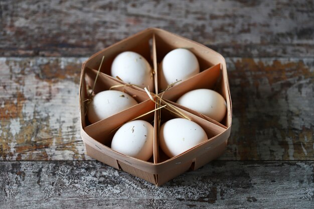 Poêle en bois avec des œufs et du foin.