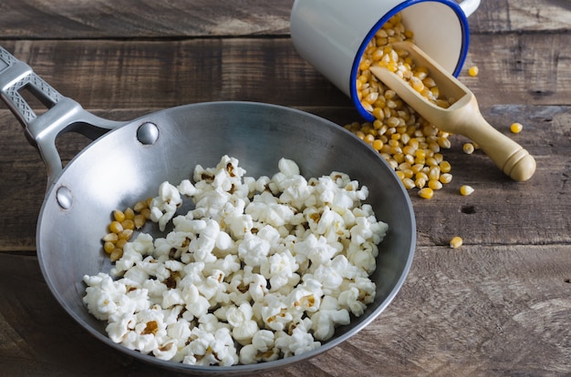 Poêle en fer avec pop-corn.