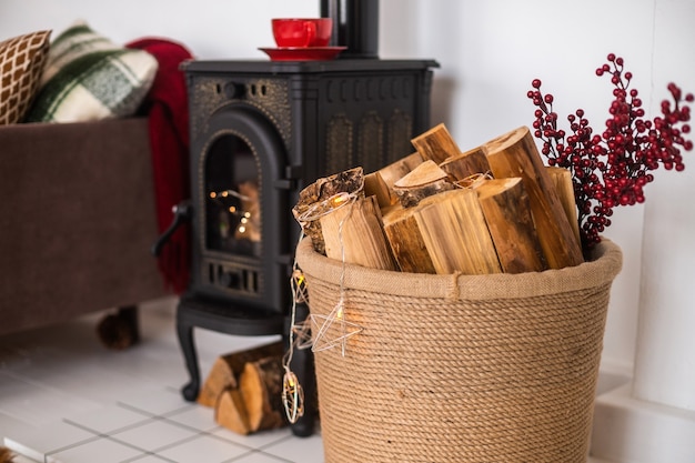 Poêle en fonte avec du bois à l'intérieur du nouvel an