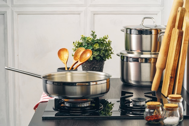 Poêle à frire sur la cuisinière à gaz dans une cuisine